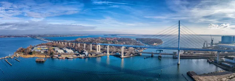 Die Rügenbrücke über dem Strelasund bei Stralsund